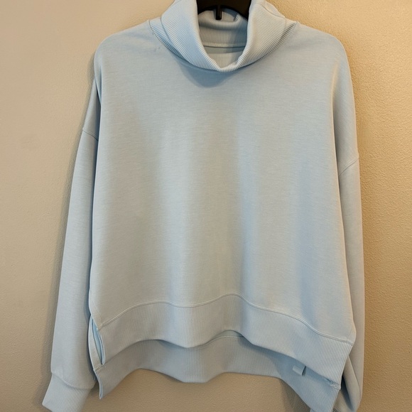 Lululemon Turtleneck Pullover Light Blue pre-owned in excellent condition - Picture 1 of 4